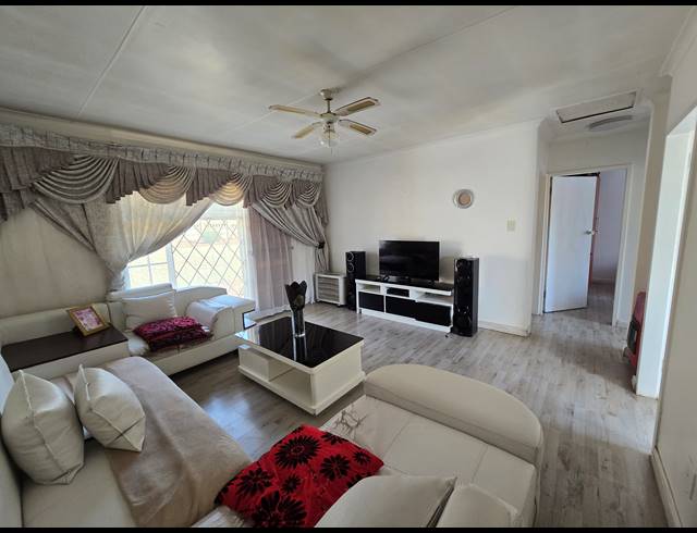 2 BEDROOM FREEHOLD FOR SALE IN MOFFAT VIEW